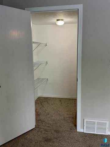 4609 S Galway Ave Avenue, Sioux Falls, SD 67106