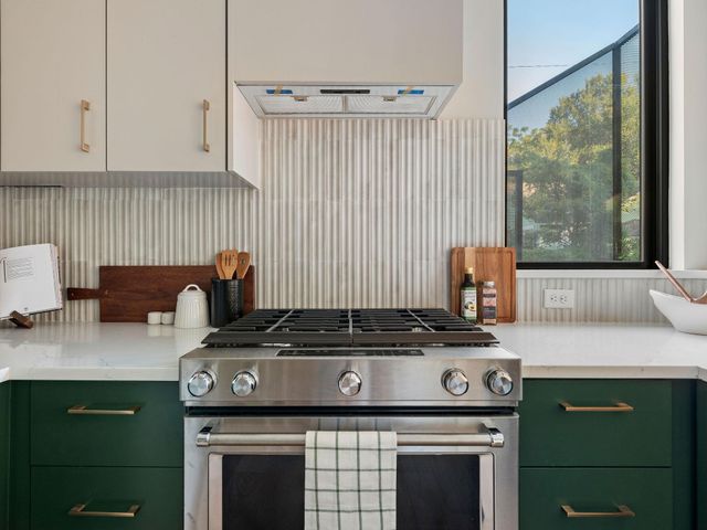 1401 E 3rd ST 2, Austin, TX 78702