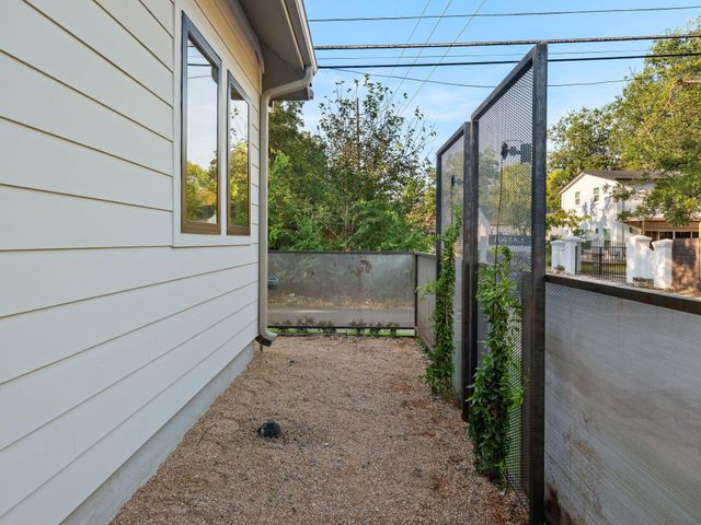 1401 E 3rd ST 2, Austin, TX 78702