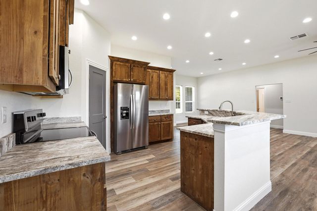 903 W Cardinal Street, Ector, TX 75439