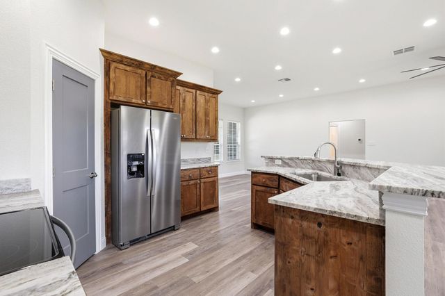 903 W Cardinal Street, Ector, TX 75439