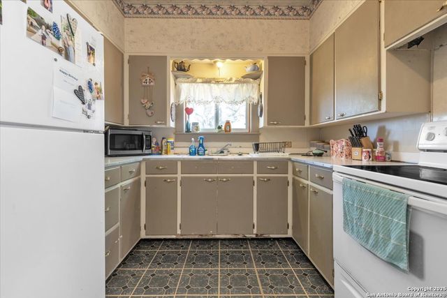 1582 County Road 3700, Dilley, TX 78017