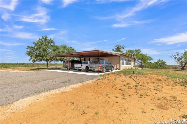 1582 County Road 3700, Dilley, TX 78017