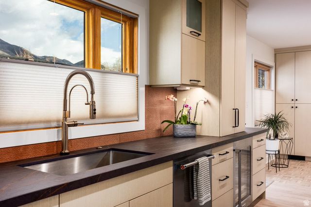 1118 S OAK HILLS WAY, Salt Lake City, UT 84108