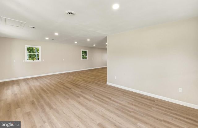 8 ISSAC DR, Pennsville, NJ 08070