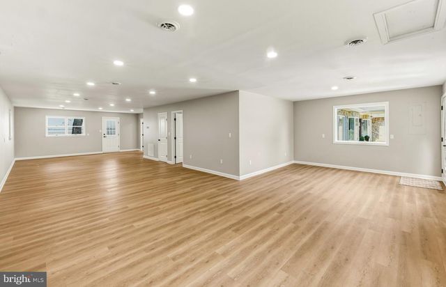 8 ISSAC DR, Pennsville, NJ 08070