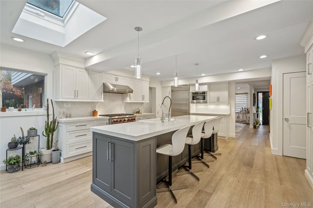 96 Oakdale Lane, East Hills, NY 11577