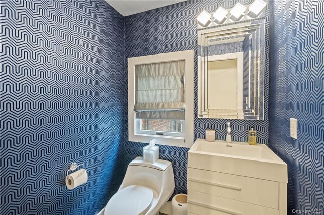 96 Oakdale Lane, East Hills, NY 11577