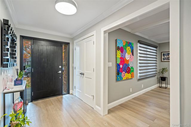 96 Oakdale Lane, East Hills, NY 11577