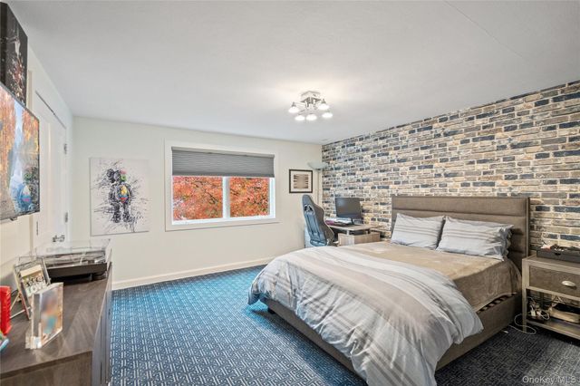 96 Oakdale Lane, East Hills, NY 11577