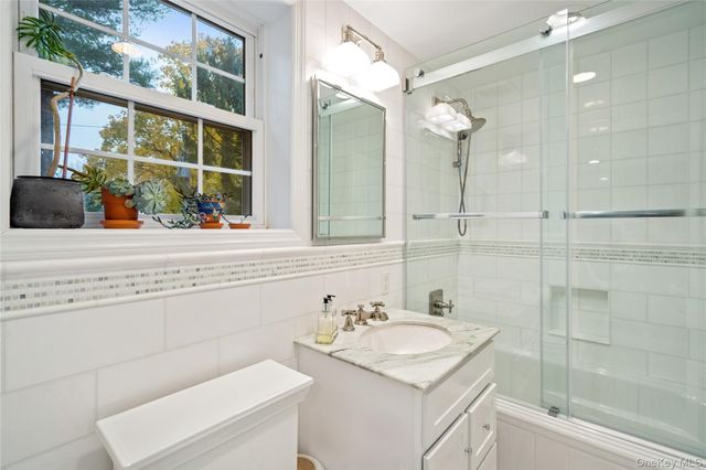 96 Oakdale Lane, East Hills, NY 11577