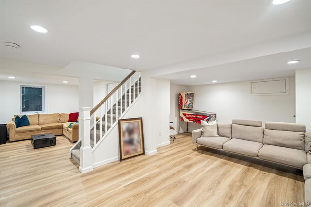 96 Oakdale Lane, East Hills, NY 11577