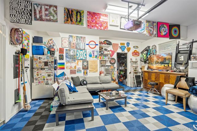 96 Oakdale Lane, East Hills, NY 11577