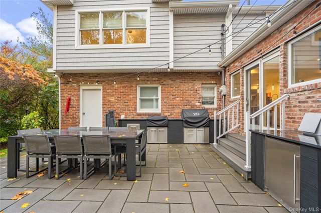 96 Oakdale Lane, East Hills, NY 11577