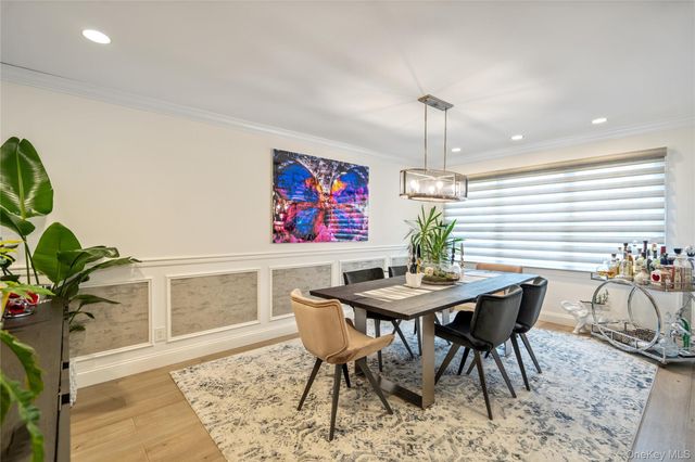 96 Oakdale Lane, East Hills, NY 11577