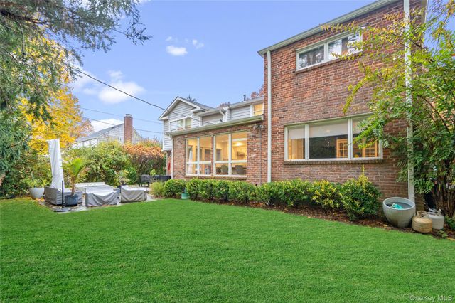 96 Oakdale Lane, East Hills, NY 11577