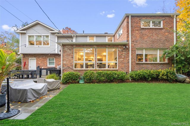 96 Oakdale Lane, East Hills, NY 11577