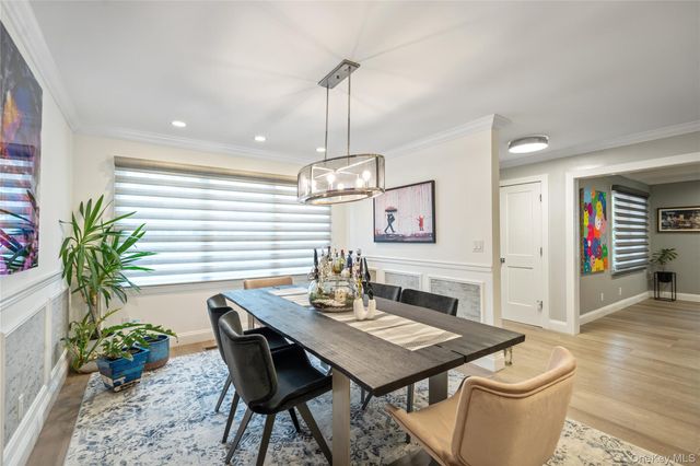 96 Oakdale Lane, East Hills, NY 11577