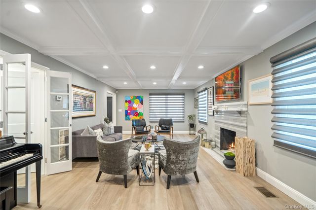 96 Oakdale Lane, East Hills, NY 11577