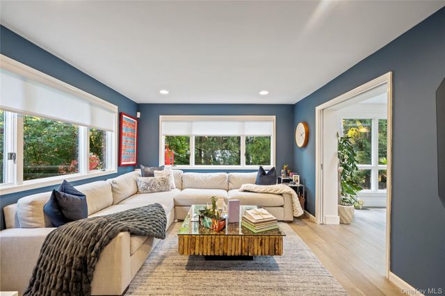 96 Oakdale Lane, East Hills, NY 11577