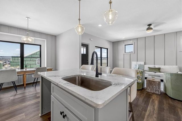 1001 S River View Avenue S, Independence, MO 64056