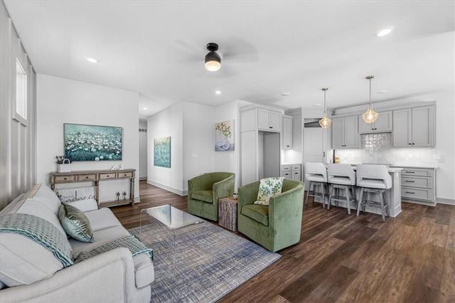 1001 S River View Avenue S, Independence, MO 64056