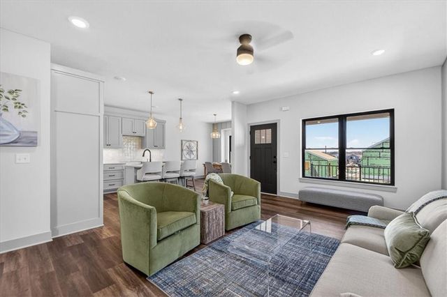 1001 S River View Avenue S, Independence, MO 64056