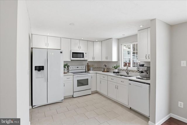 9404 WROUGHT IRON CT, Fairfax, VA 22032