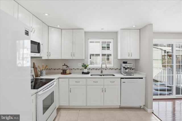 9404 WROUGHT IRON CT, Fairfax, VA 22032