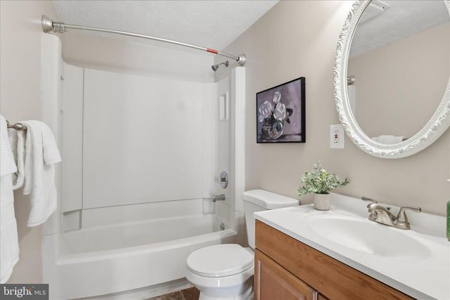 9404 WROUGHT IRON CT, Fairfax, VA 22032