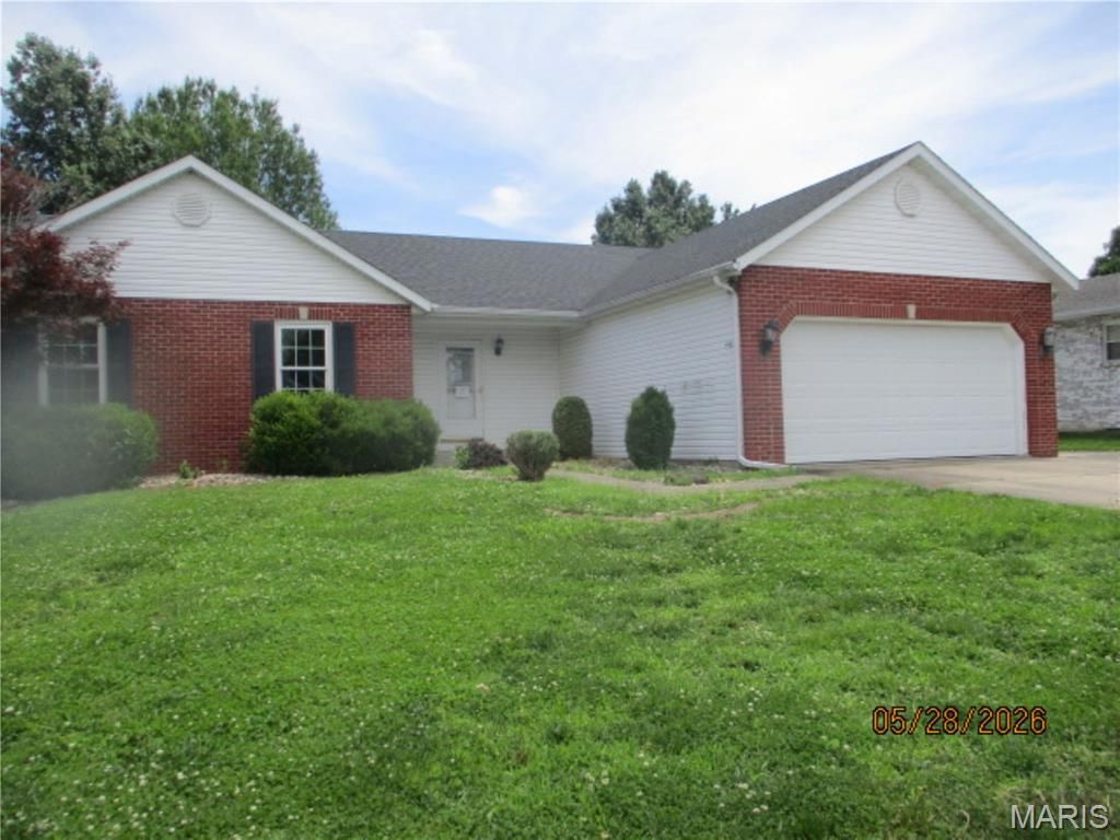 Image 1 of property listing at 318 Cortner Drive, Smithton, IL 62285