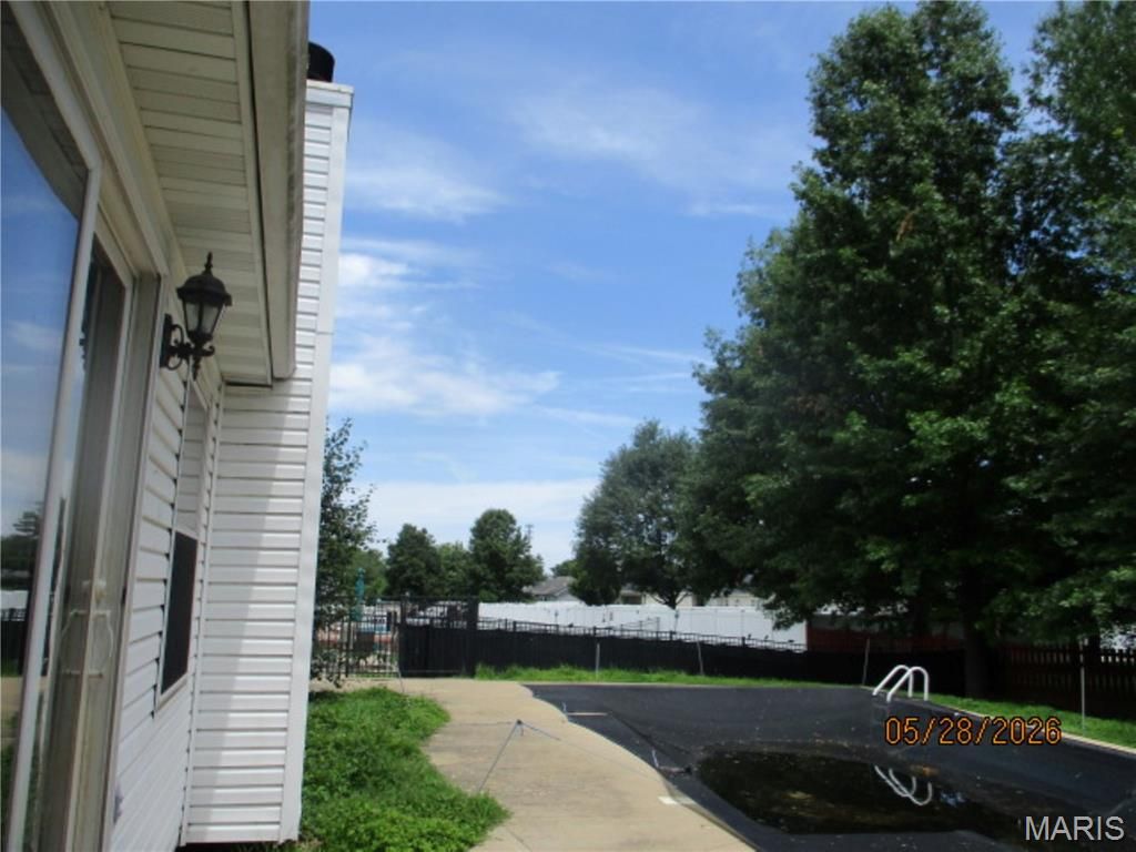 Image 12 of property listing at 318 Cortner Drive, Smithton, IL 62285