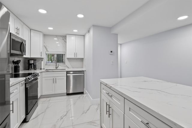 9623 S Hollybrook Lake Dr 204, Pembroke Pines, FL 33025