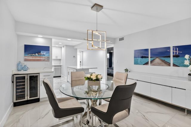 9623 S Hollybrook Lake Dr 204, Pembroke Pines, FL 33025