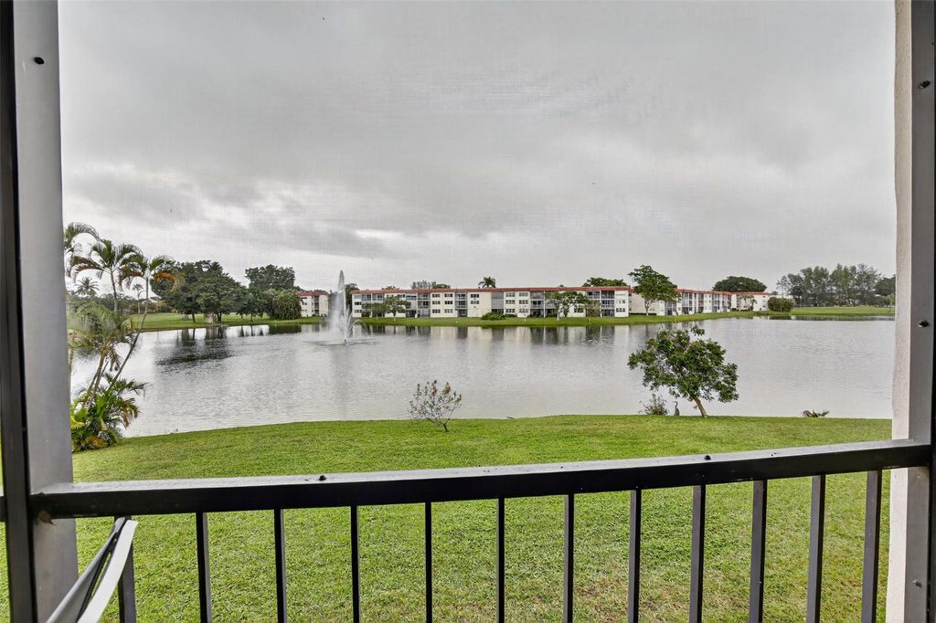 9623 S Hollybrook Lake Dr 204, Pembroke Pines, FL 33025