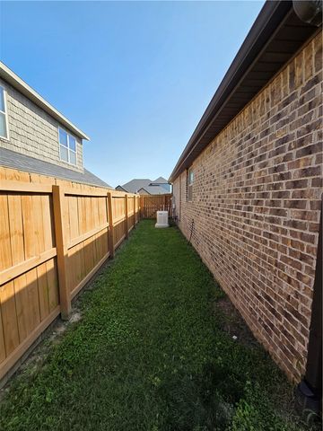 530 Joshua Pass, Centerton, AR 72719