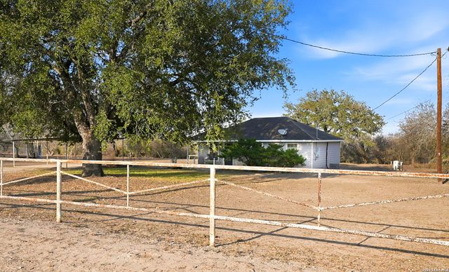 3260 HWY 281, George West, TX 78022