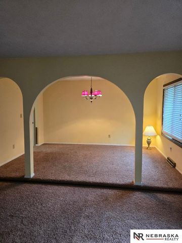 809 Waterford Circle, Papillion, NE 68046