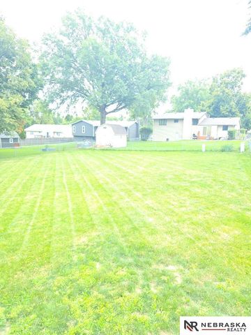809 Waterford Circle, Papillion, NE 68046
