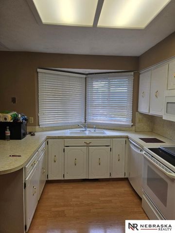 809 Waterford Circle, Papillion, NE 68046