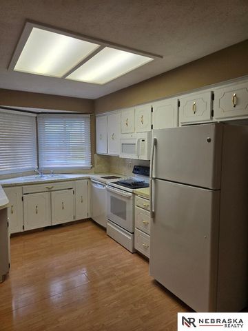 809 Waterford Circle, Papillion, NE 68046