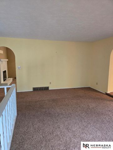 809 Waterford Circle, Papillion, NE 68046