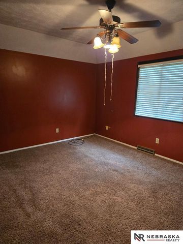 809 Waterford Circle, Papillion, NE 68046