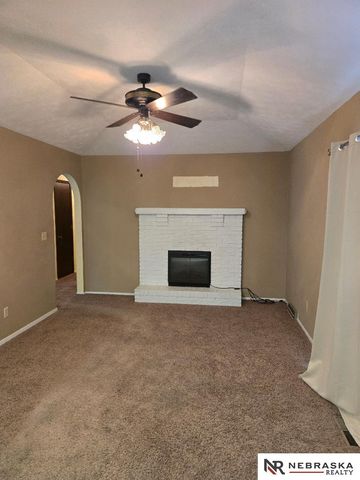 809 Waterford Circle, Papillion, NE 68046