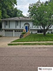 809 Waterford Circle, Papillion, NE 68046