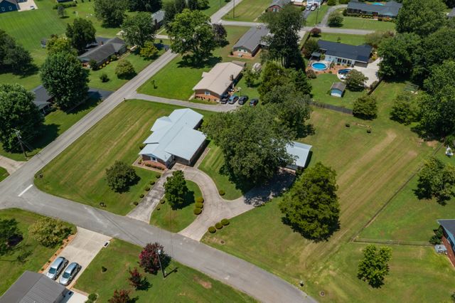 1111 Holders Cove Rd, Winchester, TN 37398