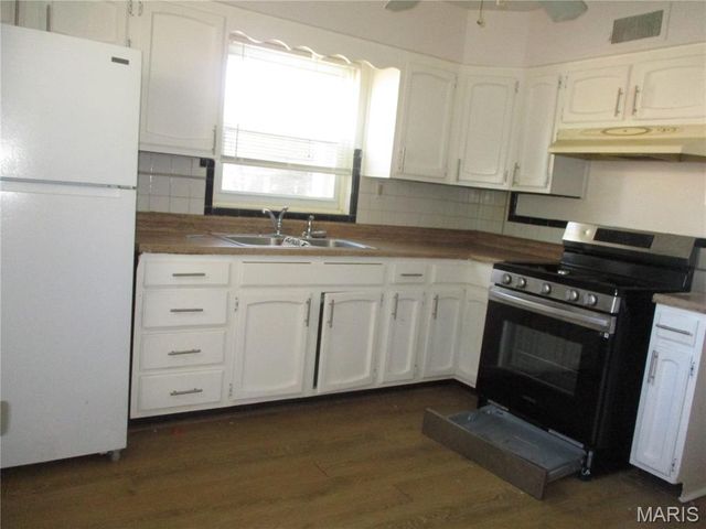 9038 Pallardy Lane, St Louis, MO 63114