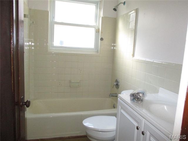 9038 Pallardy Lane, St Louis, MO 63114