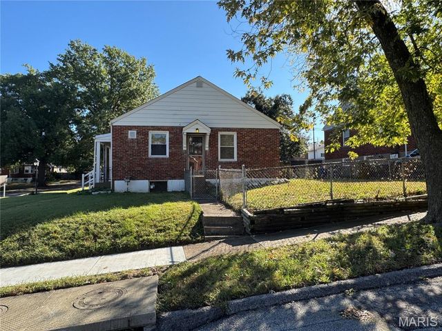 9038 Pallardy Lane, St Louis, MO 63114