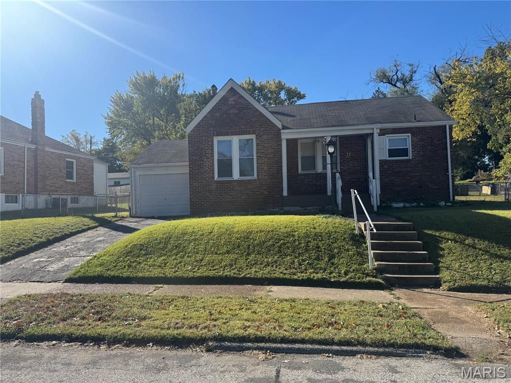 9038 Pallardy Lane, St Louis, MO 63114